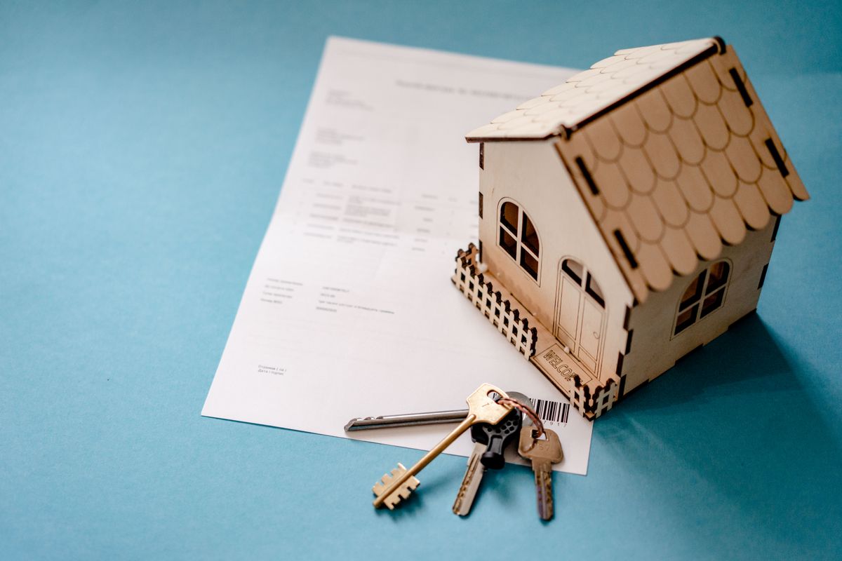 Quels documents fournir à la banque pour un dossier de crédit immobilier MRE depuis l'étranger ?