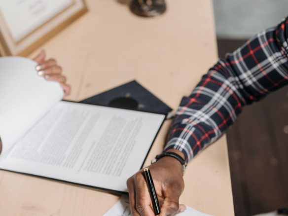 Le rôle du notaire dans un achat immobilier au Maroc : ce qu'il vérifie vraiment et ce qu'il ne couvre pas