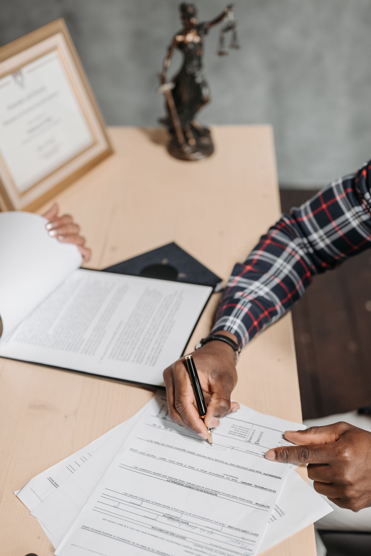 Le rôle du notaire dans un achat immobilier au Maroc : ce qu'il vérifie vraiment et ce qu'il ne couvre pas