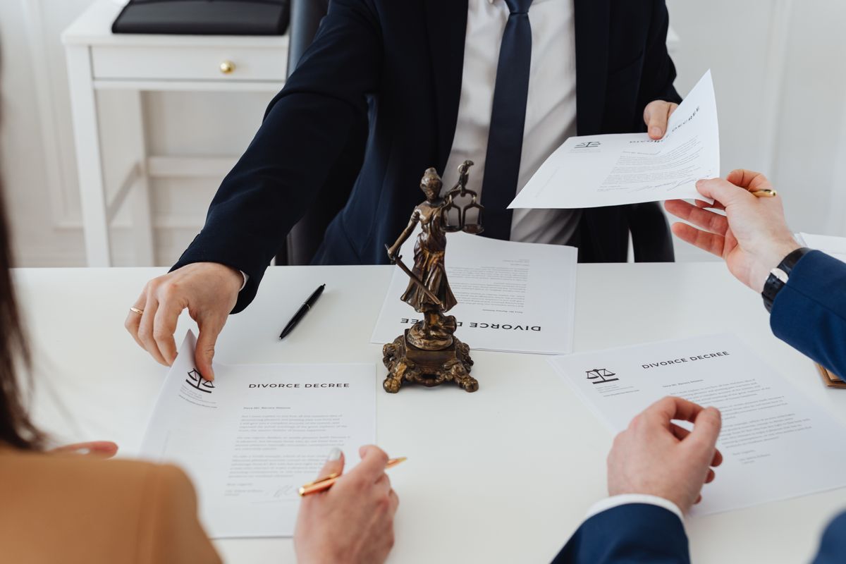 Le titre foncier est encore au nom du défunt : comment vendre un bien hérité à Tanger ?